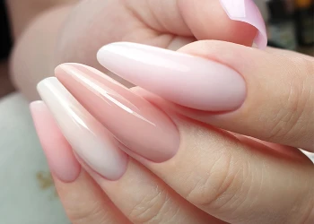Check-out-the-latest-trends-in-nail-styling-and-let-yourself-be-seduced-by-the-Slavic-almond-in-the-LipGloss-edition